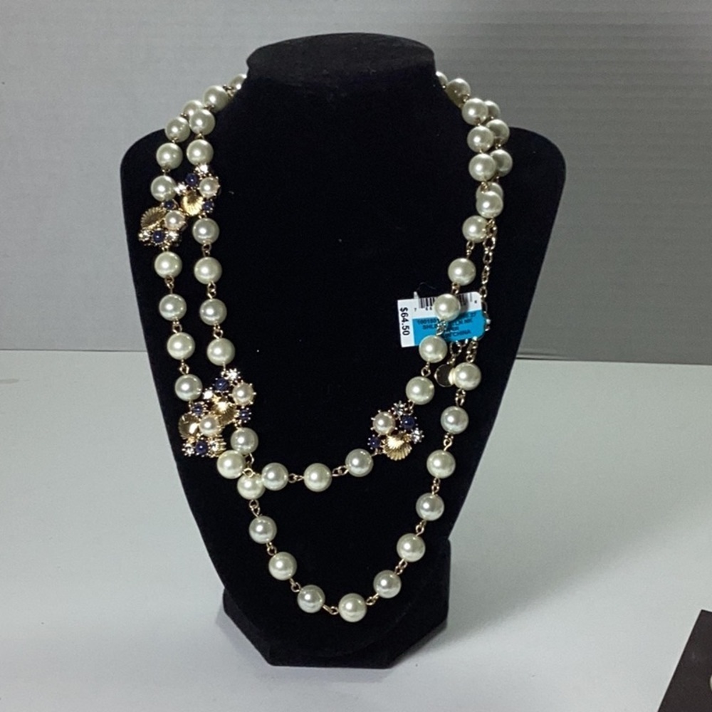 Gold stoned shell with Pearls.